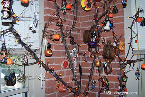 Lighted Halloween Tree